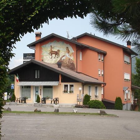 Hotel Ristorante Sagittario Feltre Eksteriør bilde